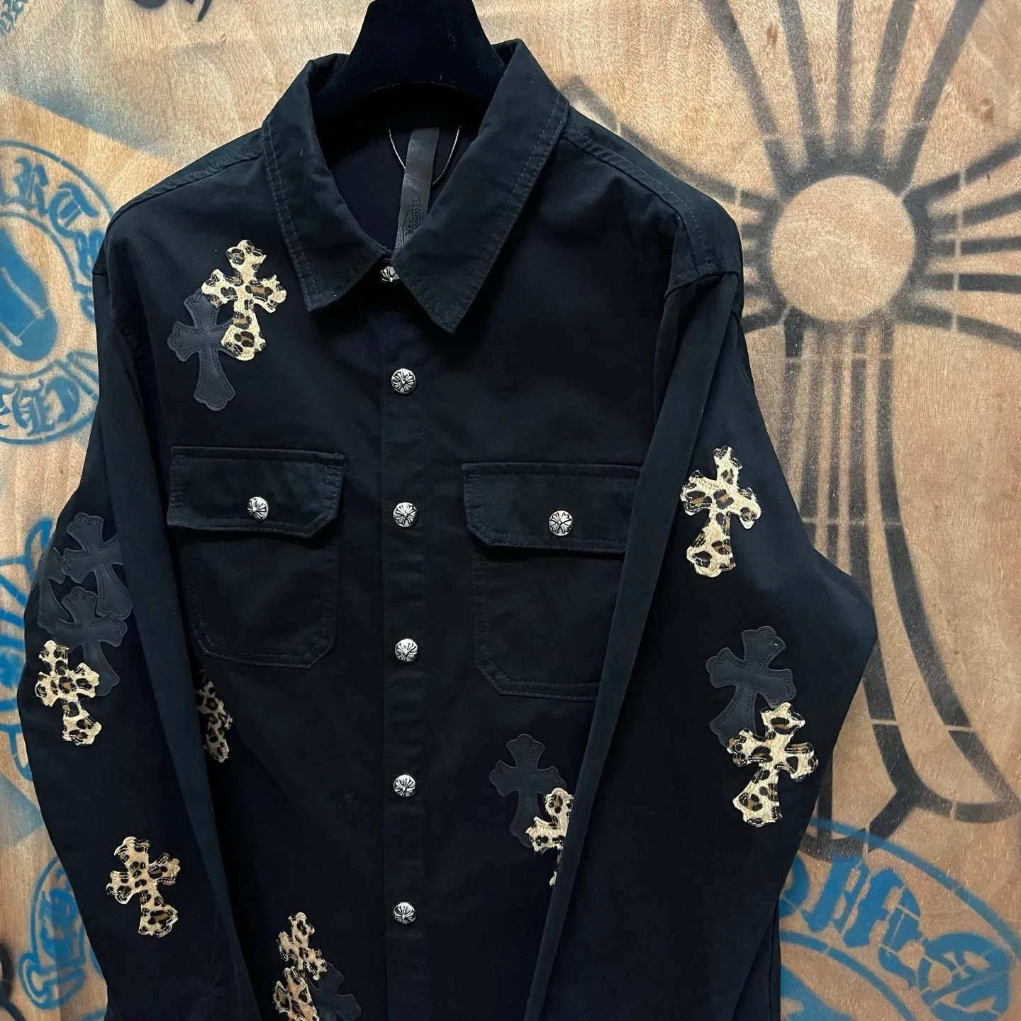 P610 Wang Zha has a new one! Heavy 15.5oz! Kill all market versions instantly! The price has bottomed out. Chrome Hearts Haute Couture Chrome Hearts patchwork leather denim jacket. The choice of high-grade twill denim custom-made fabrics is very important. It distinguishes the low version and wrong version of all pure black denim fabrics on the market. The cross patchwork leather is all imitation lambskin. All dyeing is completely restored without color difference. The inner leather label is first-layer calfskin. All hardware is 925 silver plated. It distinguishes all versions on the market. There is no better casual comparison in the market. Same style for men and women S-XL